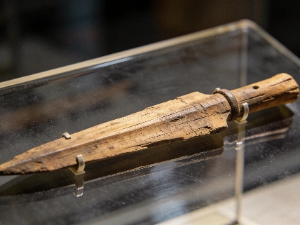 How Archaeologists Trace the Oldest Known Weapons in Human History Scince.Report