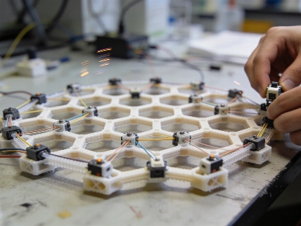 A robotic material finds its own rhythm across 37 units Science.Report