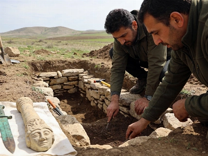 Bronze Age burial in Azerbaijan reveals weapons and staff of authority Science.Report