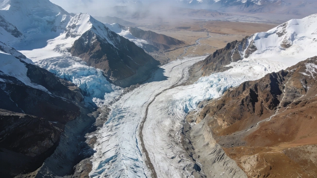 Glaciers Observed Flowing Down the Himalayas from Space Scince.Report