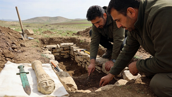 Bronze Age burial in Azerbaijan reveals weapons and staff of authority Science.Report