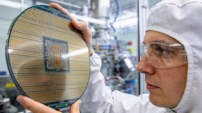 PsiQuantum Secures Major CHIPS Act Funding for Photonic Quantum Manufacturing Science.Report