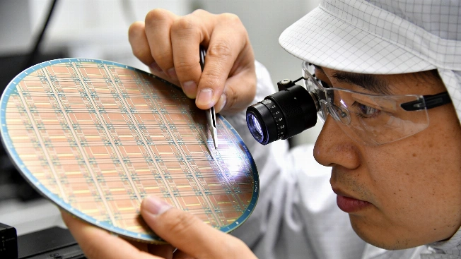 Japan Backs Hitachi and Intel to Develop Silicon Spin Qubit Processors Science.Report